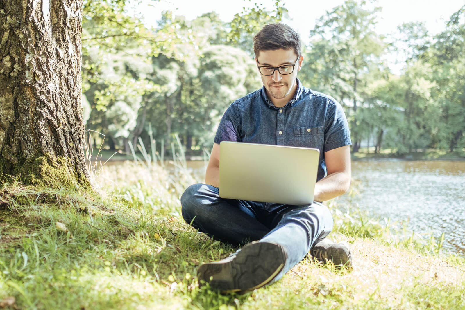 Ein Mann arbeitet im Park statt im Büro