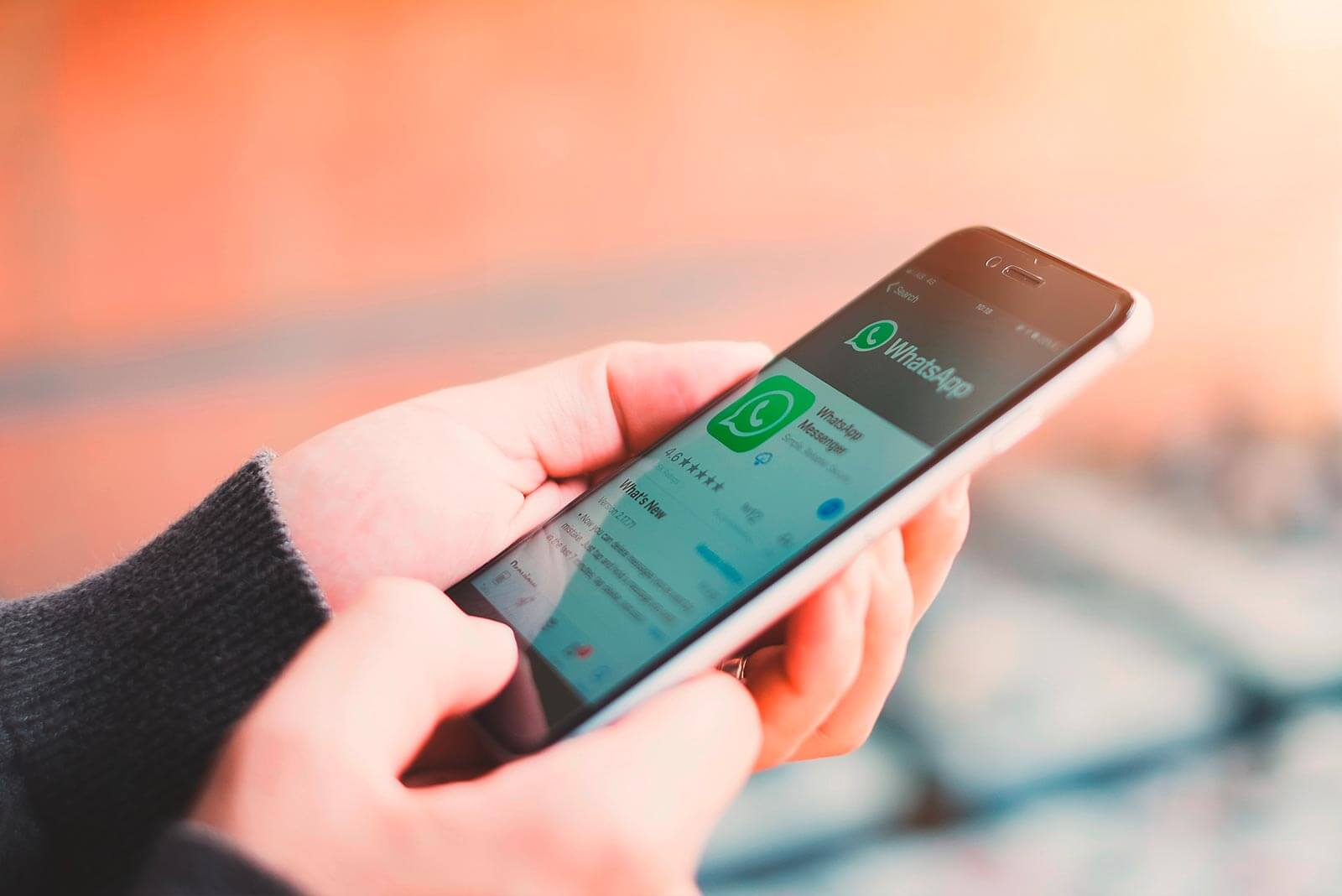 Ein iPhone mit WhatsApp in der Hand