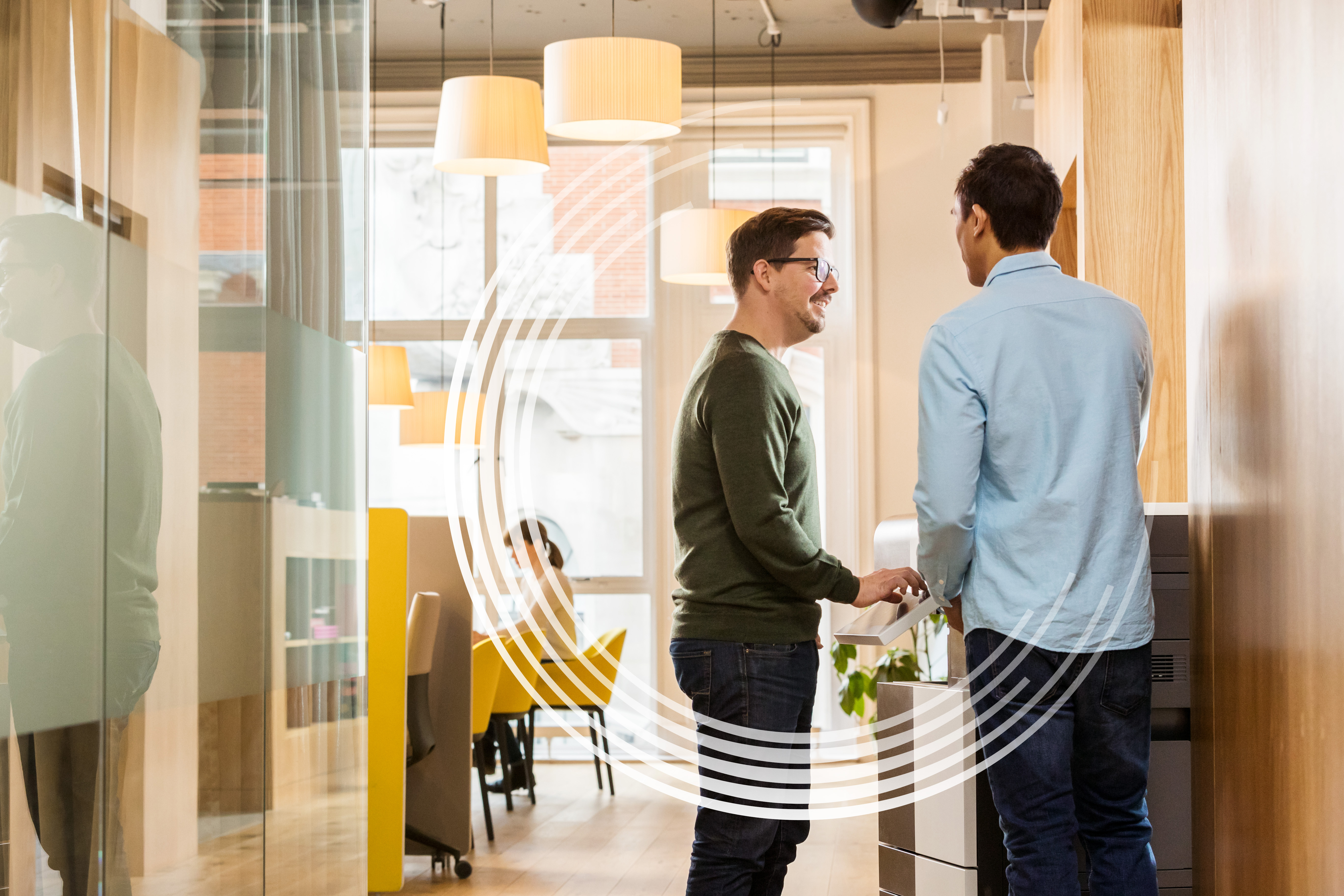 zwei Männer stehen vor einem Workplace Hub