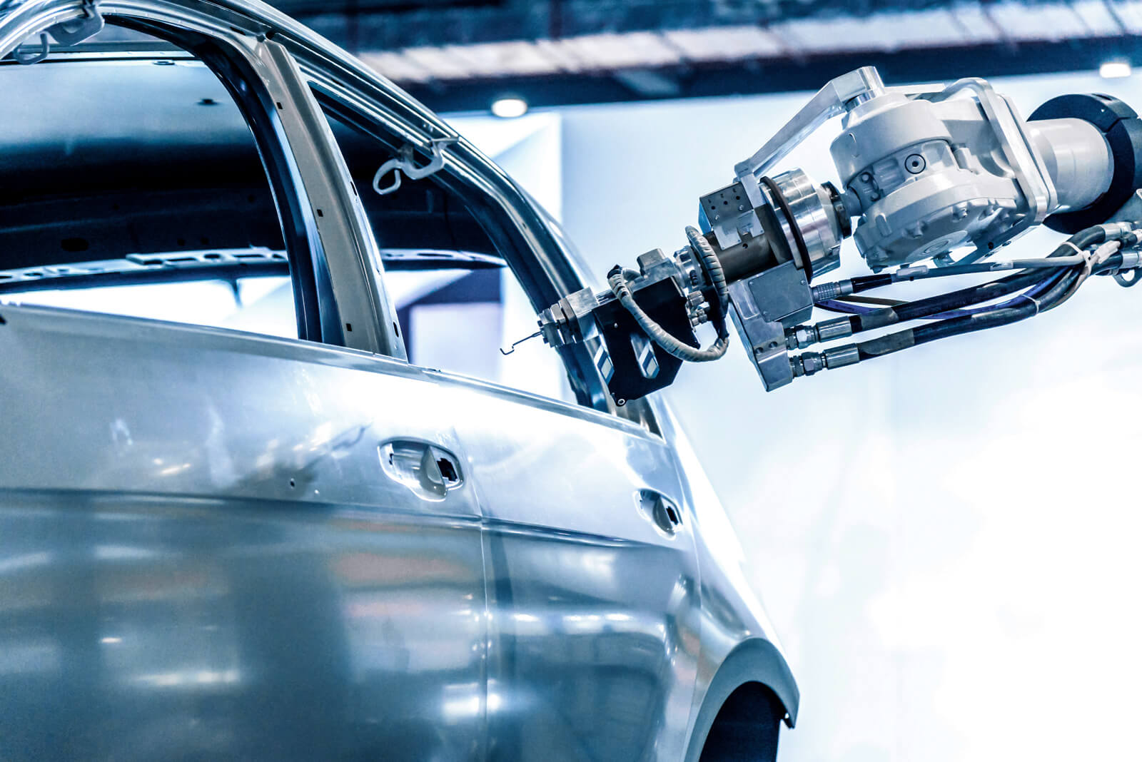 Business-IoT-Plattformen: Roboter produziert Auto
