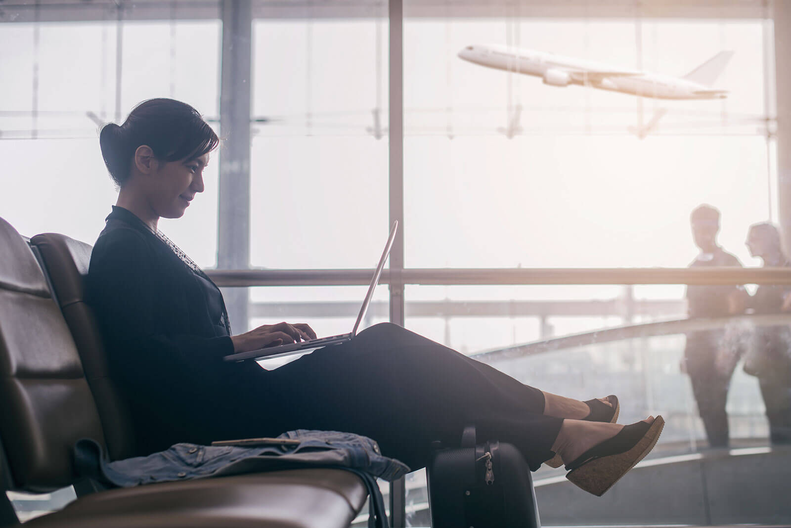 Eine Frau arbeitet am Gate und wartet auf Ihren Flug