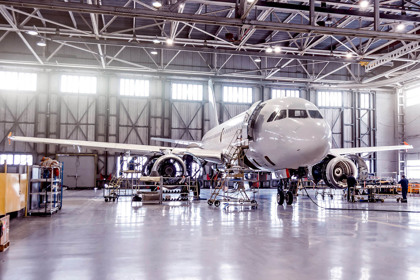 Ein Airbus Flugzeug steht zur Kontrolle im Hangar