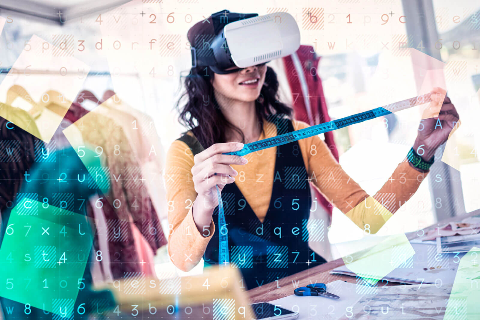 Eine Frau steht mit Smart Glasses und einem Maßband in der Hand vor einem Tisch