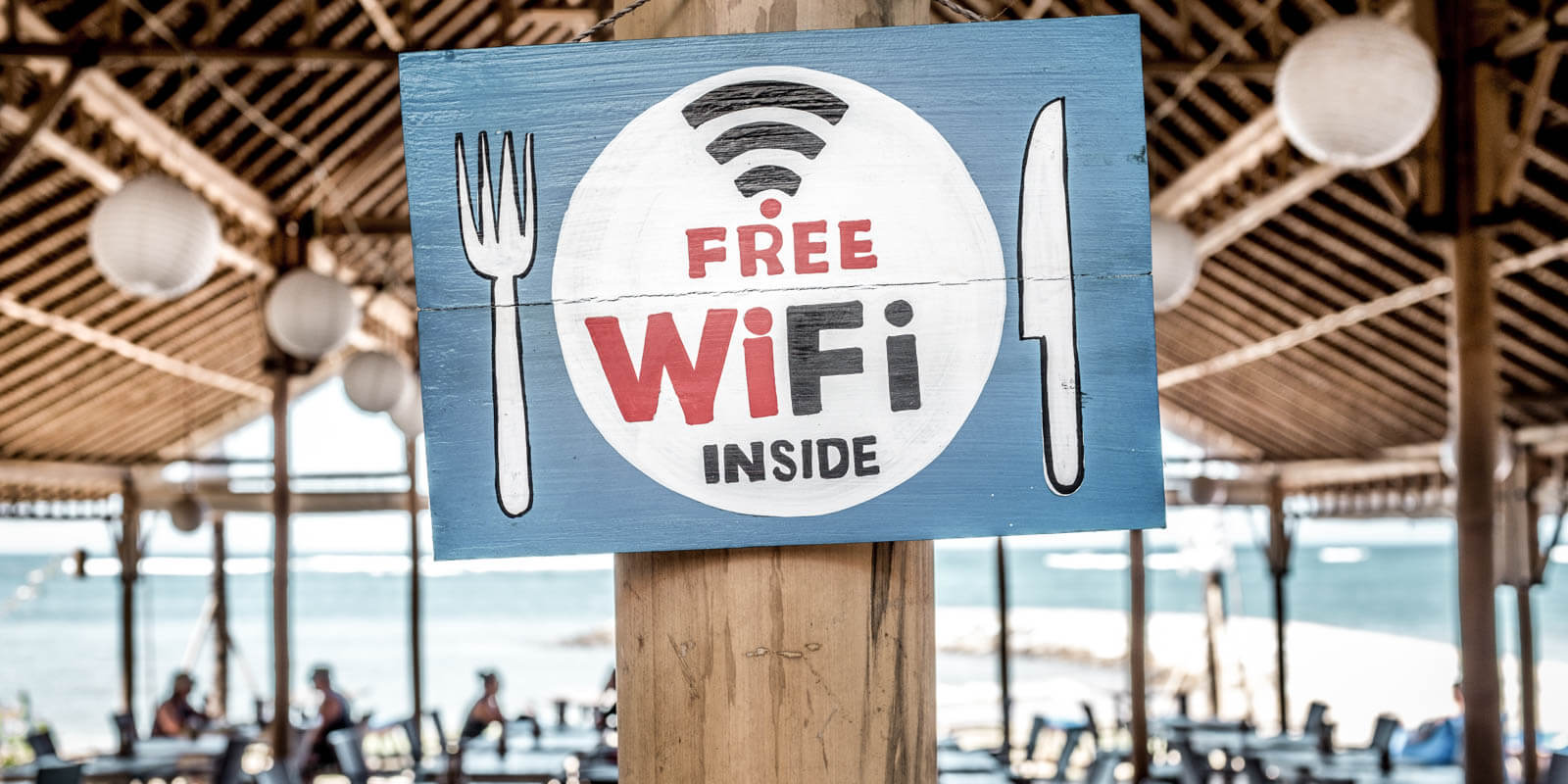 Free wifi Schild in einem Restaurant