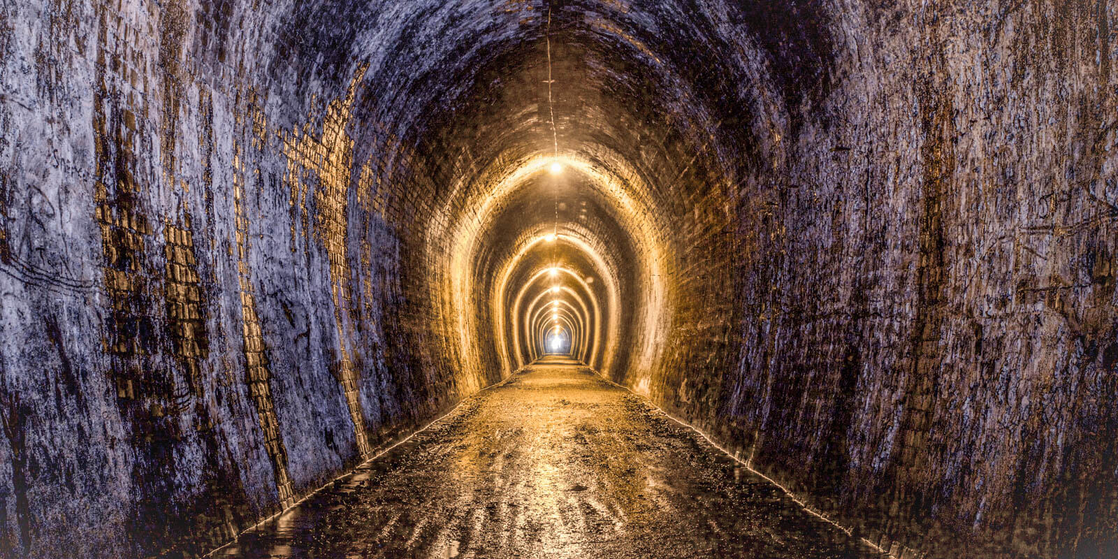 Ein langer Tunnel mit Lichtern an der Decke
