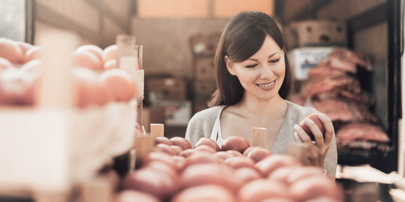 Eine Frau überprüft das gekaufte Obst, ob die Qualität stimmt
