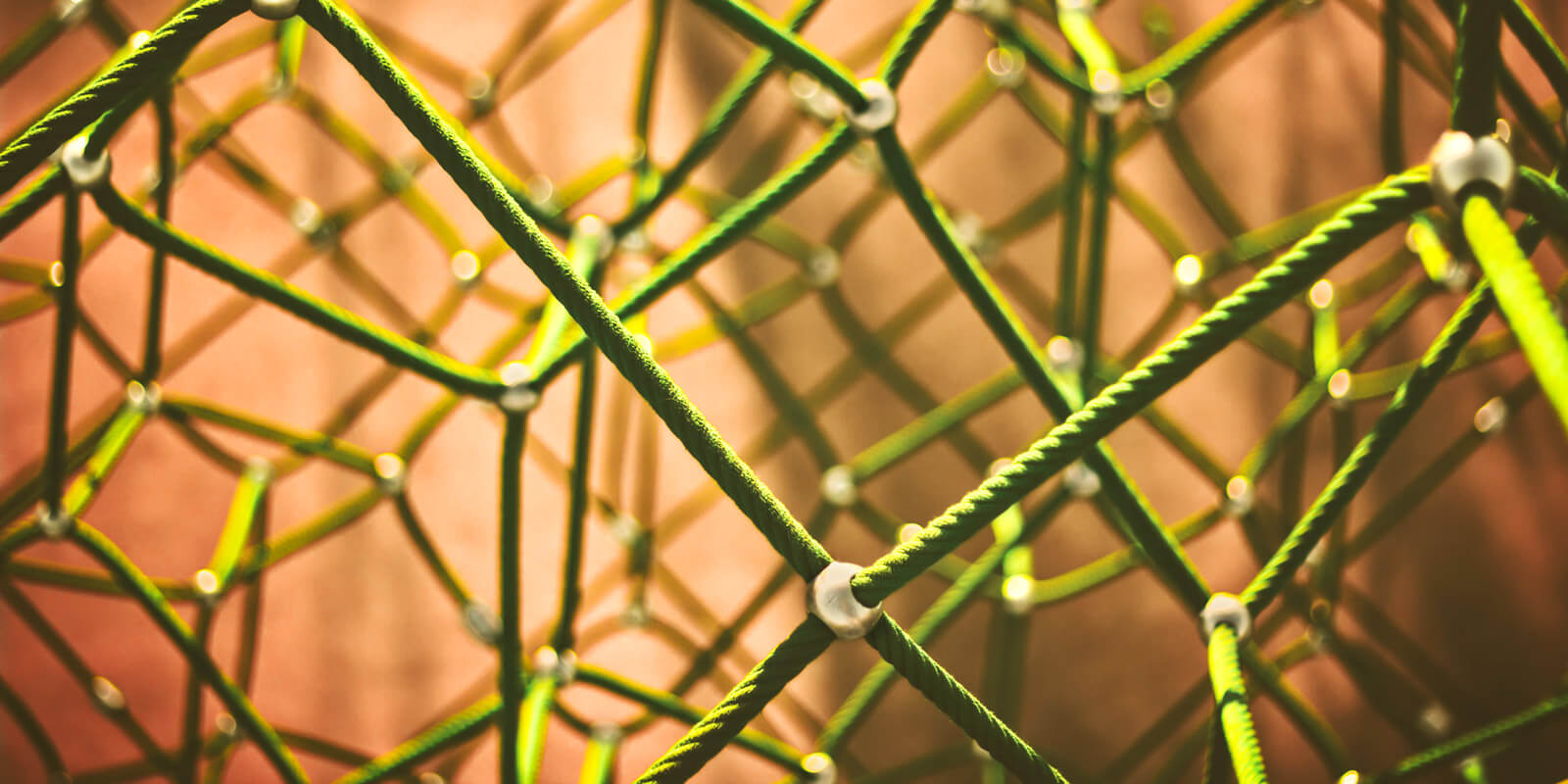 Grüne Seile werden komplex durch Knoten miteinander verbunden